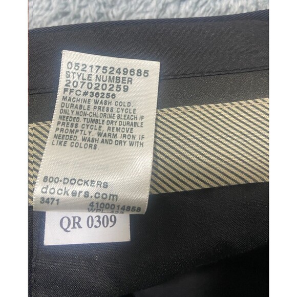 Dockers Premium Pants Mens 38x32 Black Relaxed Fit Pleated Chino Cuffed - Picture 5 of 8